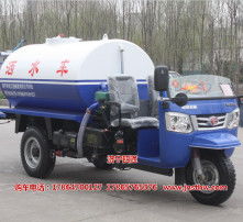 城市动脉的润泽使者 高清视角下的洒水车