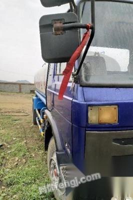 康明斯发动机洒水车 优质高效的城市清洁解决方案